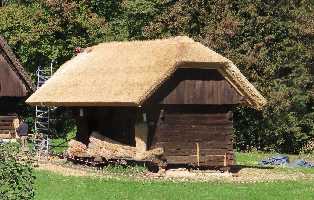 foto 3- pokrita kašča-slamnata streha